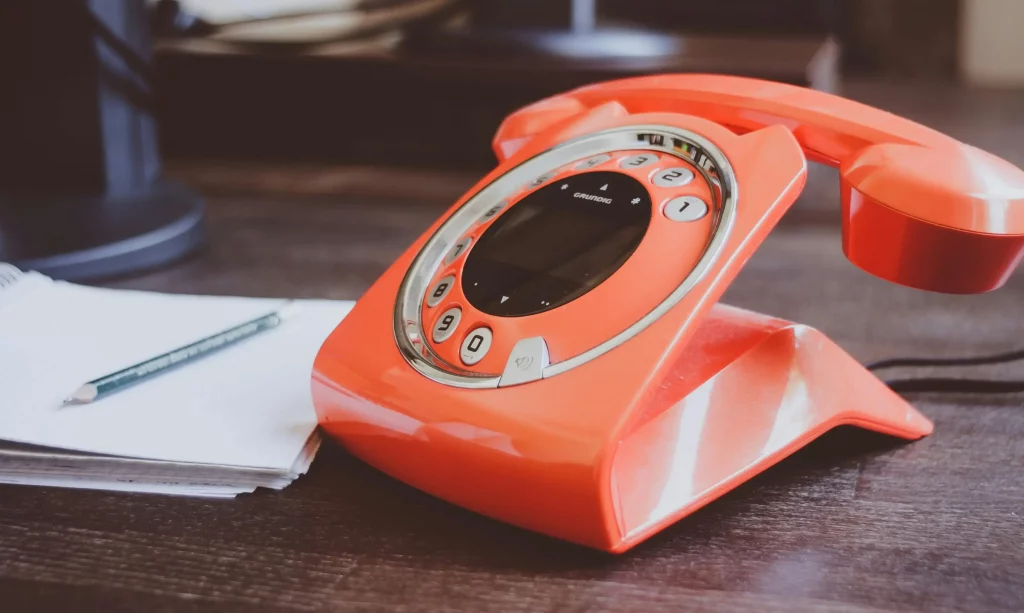 Ein Telefon, der auf einem Schreibtisch steht