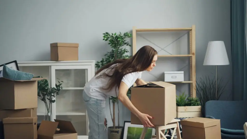 Eine junge Frau, die ein Paket trägt